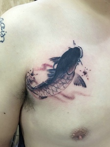 胸前一条小巧玲珑的小鱼纹身图片