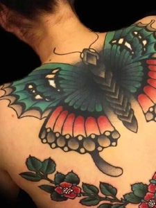 花和大蝴蝶结合的背部纹身