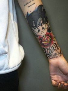 男士手臂彩色卡通人物纹身图片