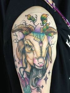 彩色鹿头手臂纹身图片很潇洒