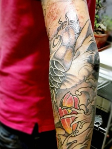 大臂精致的彩色大鲤鱼纹身图片