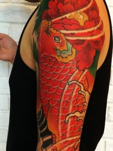 大臂红鲤鱼纹身图片回头率极高