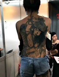 中年男士后背上另类邪恶的美女肖像纹身