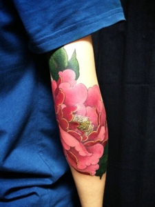 鲜艳的花臂纹身图片相当抢眼
