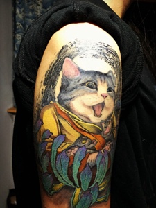 非常可爱调皮的大臂小猫纹身