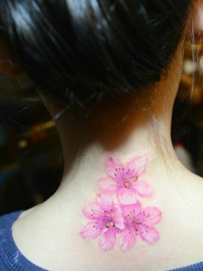 三朵粉红色花朵纹身显得特别唯美