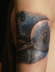 大臂上的蓝色星空月球纹身显独特
