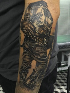 潮男手臂唯一的黑白图腾纹身图案