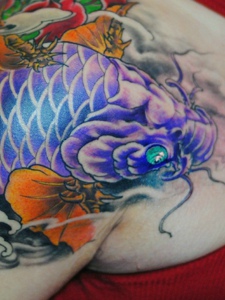 过肩紫色大鲤鱼纹身图片惊艳抢眼