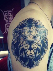 大臂个性十足的狮子头纹身图片
