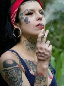 爱抽烟美女有着时尚的图腾纹身