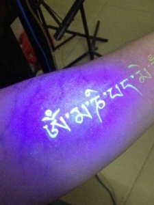 时尚个性的手臂荧光梵文纹身图片