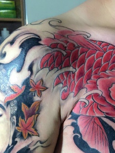 红鲤鱼与佛祖结合的半甲纹身图片
