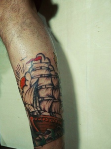 男士腿部个性帆船纹身图片