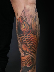 腿部水灵灵的金鲤鱼纹身图片