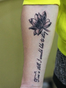 莲花与英文结合的手臂纹身图片