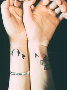 手腕小清新的燕子情侣纹身图片