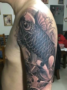 鲤鱼与莲花一起的黑白手臂纹身图片
