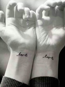 情侣手臂纹身幸福就是这么简单