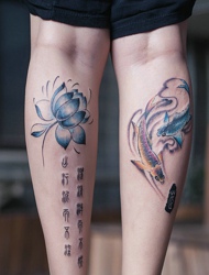 莲花繁体字和小鲤鱼一起的腿部纹身
