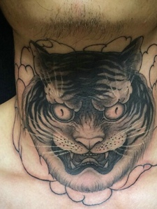 颈部上的猫头纹身让人好害怕