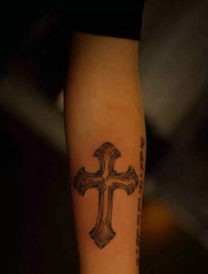个性简单十字架和英文结合的手臂纹身