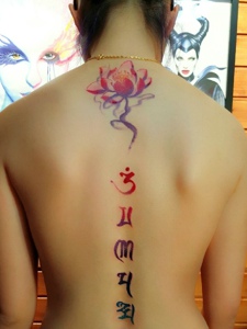 莲花与梵文结合的后背纹身图片