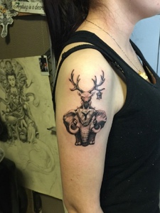 小鹿与小象结合的手臂纹身图片