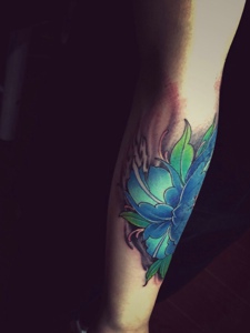 手臂蓝色花朵纹身图片很突出