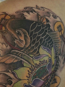 遮盖着背部的大鲤鱼纹身图片