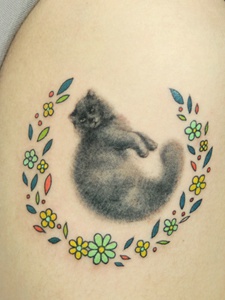被万花包围的灰色猫咪纹身