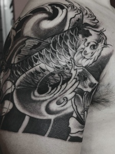 大臂黑白鲤鱼纹身图片特潇洒