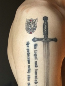 大臂十字架与英文一起的纹身