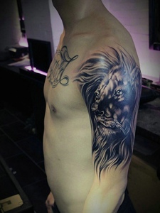 大臂狮子头纹身图片让人感到害怕