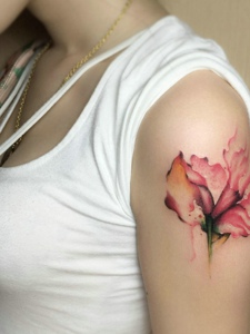 可爱女生大臂一朵美丽的花朵纹身