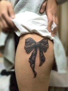 处在大腿部的3d蝴蝶结纹身图片