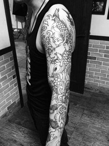 经典耐看的黑白手臂鲤鱼纹身图案