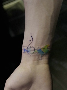 热爱音乐的小伙手臂音乐符纹身图片