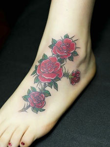 适合女生的脚背花朵纹身图片性感迷人