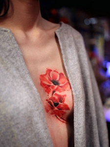 性感的胸部有着亮眼的花朵纹身