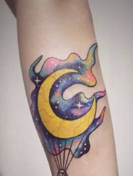 非常漂亮的手臂彩色月亮纹身