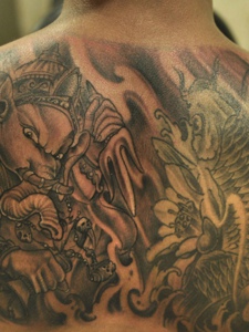 象神和鲤鱼结合的半边背部纹身图案