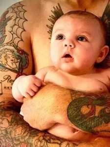非常有慈爱的年轻父母的个性纹身