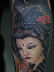 美丽精致的传统花妓纹身图片