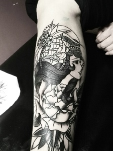 一枚精致的黑白花妓腿部纹身图片