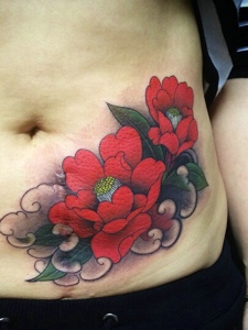 女生腹部上的大红花朵纹身图片很妖艳