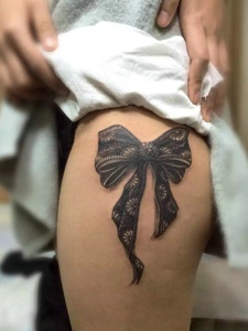大腿3d蝴蝶结纹身图片很逼真