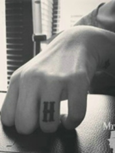 手指上的H字符纹身图案