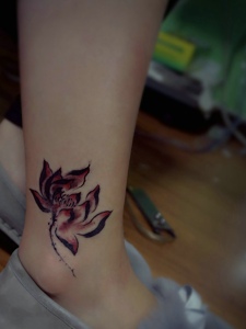 落在腿部一枚莲花纹身图片优雅高贵
