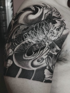 大臂黑白鲤鱼纹身图片帅气无比